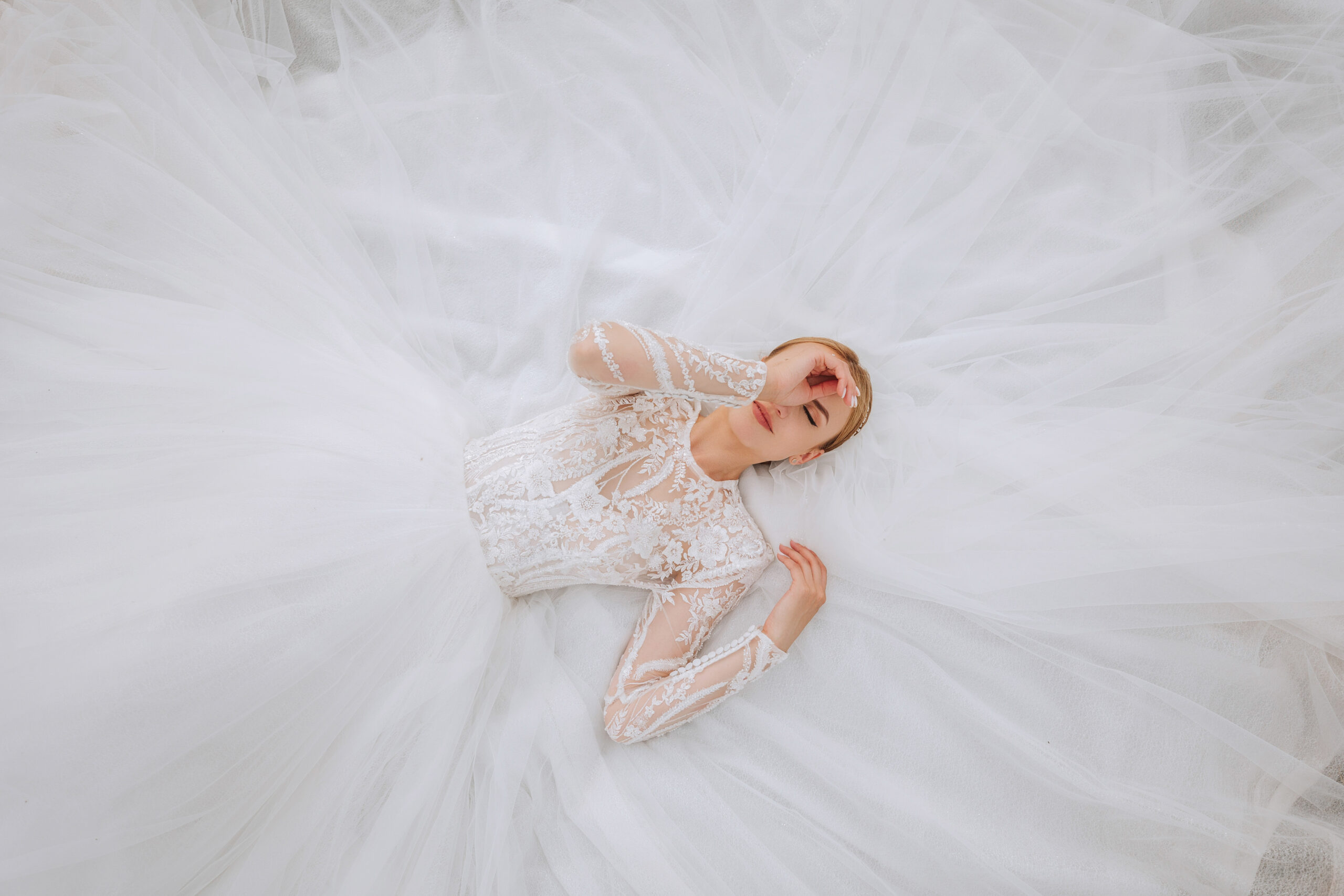 Beautiful Bride With Wedding Flowers Bouquet, Attractive Woman In Wedding Dress. Happy Newlywed Woman. Bride With Wedding Makeup And Hairstyle. Smiling Bride. Wedding Day. Gorgeous Bride. Marriage.